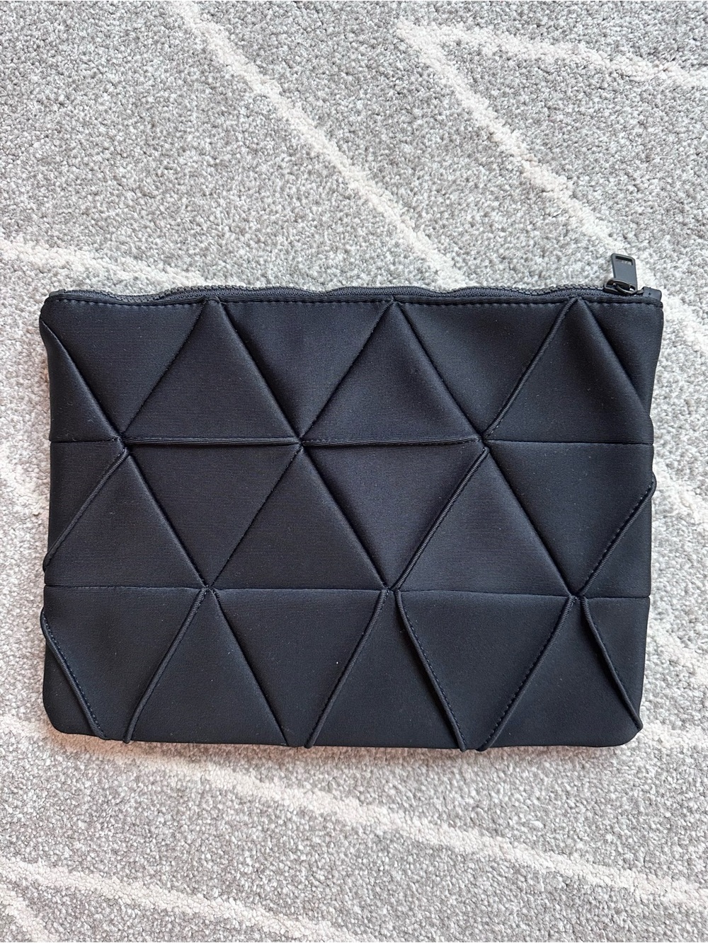 Lululemon Black Essentials Triangle Quilted Pouch Bag - Picture 2 of 4
